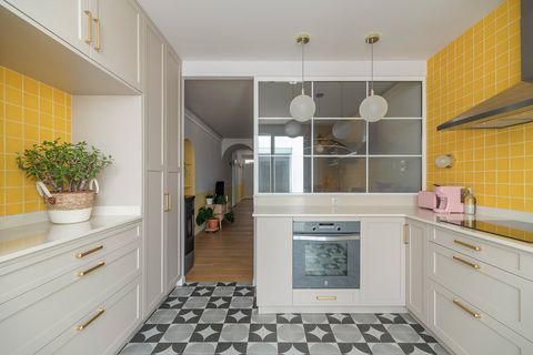 cocina abierta de diseño retro y azulejos color mostaza