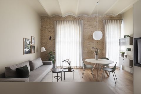 salón comedor con muebles modernos y techo alto abovedado