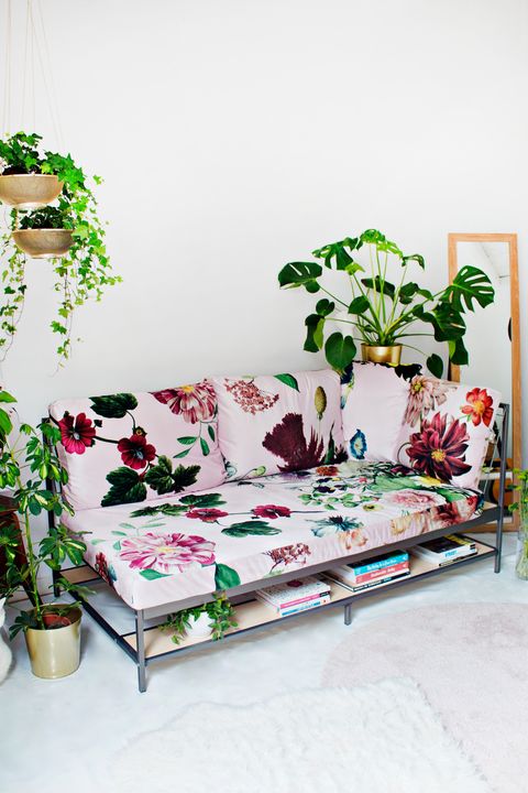 sofá ekebol de ikea con funda de flores