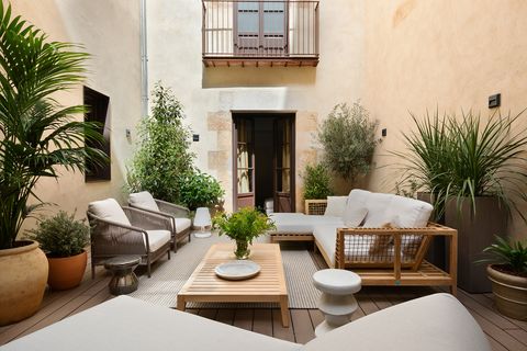patio privado con mobiliario moderno de madera y cuerda